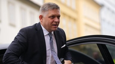 Сега хирурзите се борят за живота му след опита за