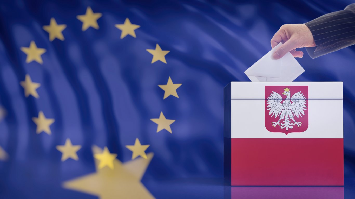 Евровотът в Полша: Бивши министри и експремиер "теглят" листите