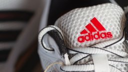 Adidas сваля цените на свои маратонки до 60-80 евро
