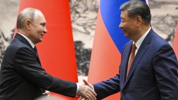 Си и Путин обсъждат войната и горивата на четири очи и чаша чай