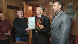 Румен Спецов награди най-възрастния данъкоплатец - 100-годишния дядо Димитър
