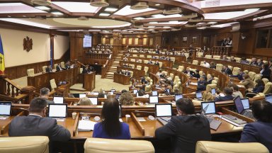 Молдовският парламент гласува за произвеждане на референдум за ЕС и президентски избори на 20 октомври