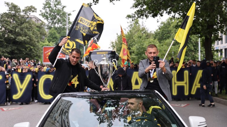 "Густо Майна": Ботев показа спечелената купа с парад по улиците на Пловдив