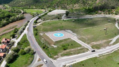 Тя се намира в непосредствена близост до тунел Железница на