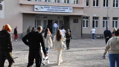 Уж учат в математически гимназии, но избират матура по езици
