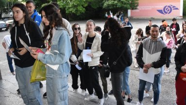 Учениците имаха възвожност да избират между две различни теми в