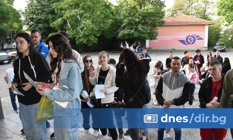 Учениците имаха възвожност да избират между две различни теми в