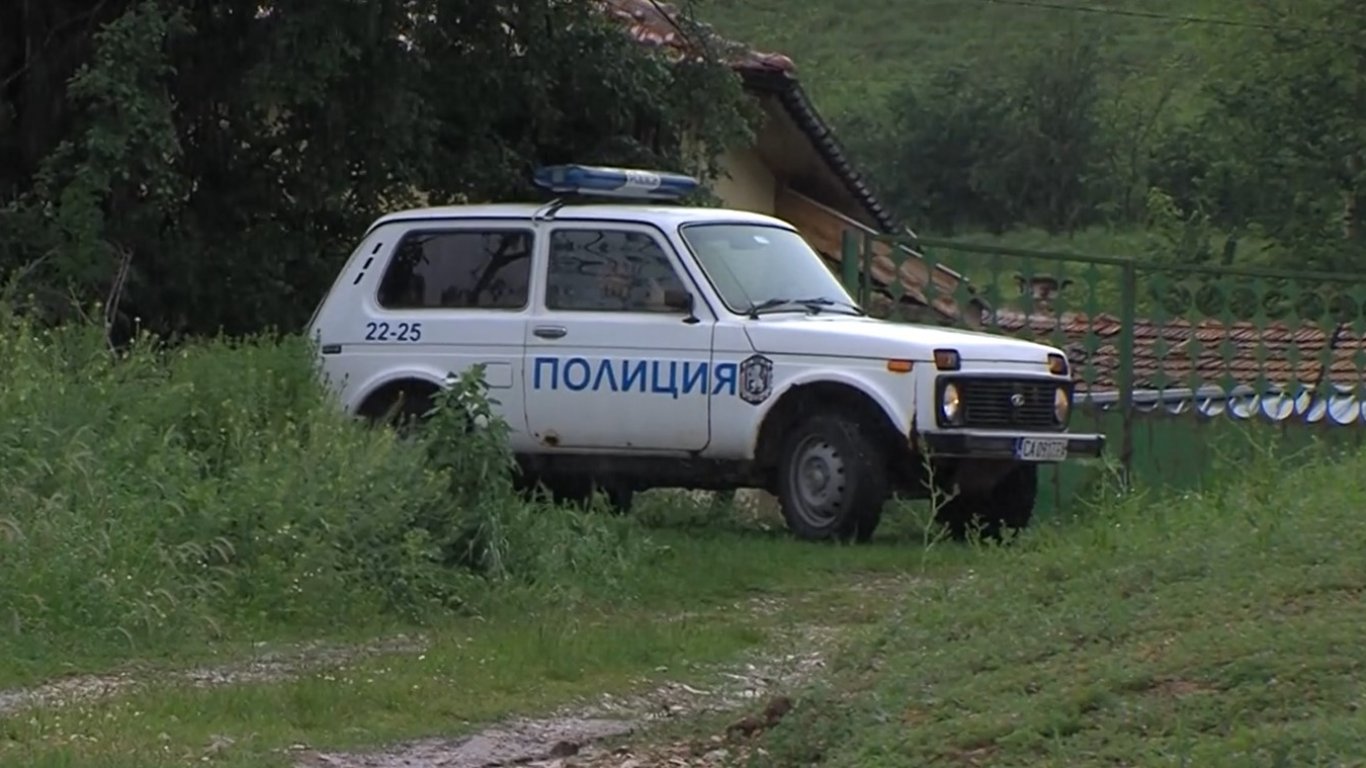 Мъж уби с дървен кол съпругата си, обади се на сина им и се опита да се обеси