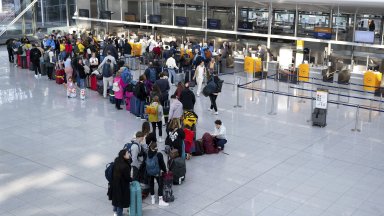 Климатични активисти се залепиха на пистите на летището в Мюнхен