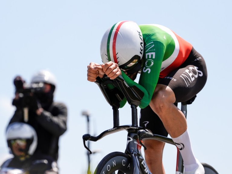 Италианският Топ Гън удари Погачар и спечели поредния си "часовник" на Джирото