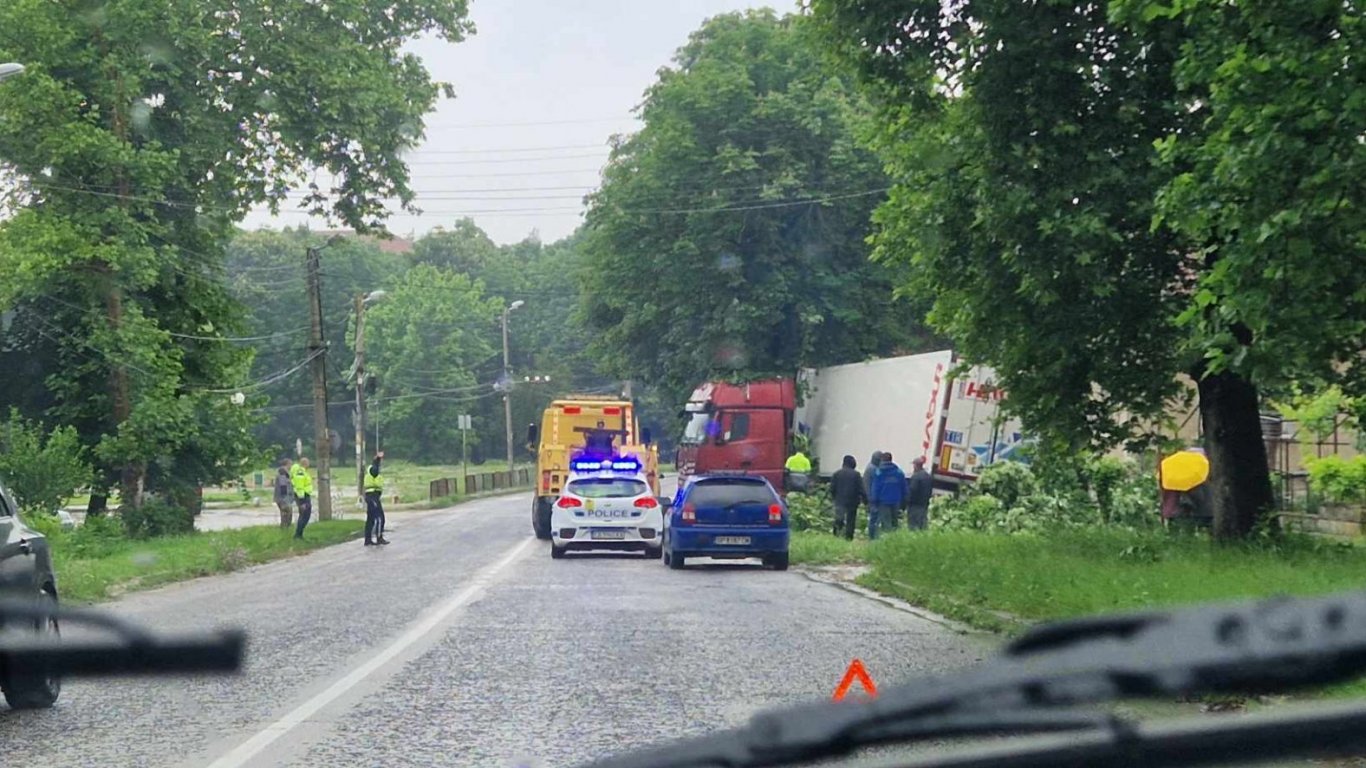 Тир се вряза в къща във врачанското село Баница