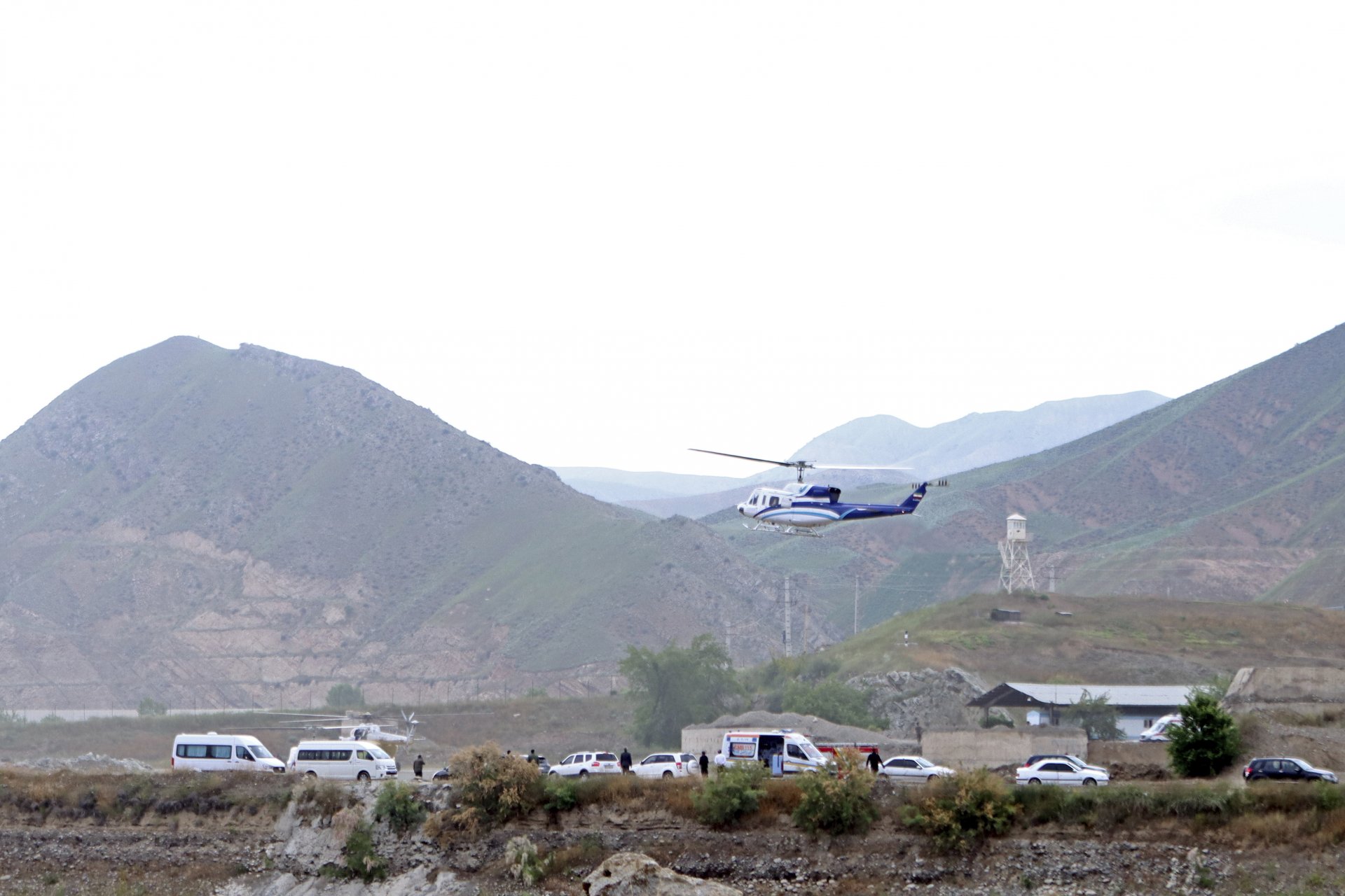 Хеликоптерът на президента на Иран Ебрахам Раиси, който отлита след като той и президентът на Азербайджан Илхам Алиев откриха язовирна стена на границата между двете страни