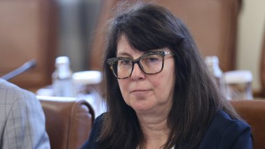 Министърката беше попитана защо в навечерието на великденските празници е предложила