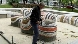 Вандали рушат скулптура пред медицински център в Пловдив 