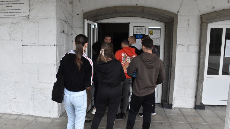 Хиляди зрелостници на втора матура, само 44 от тях са избрали физика