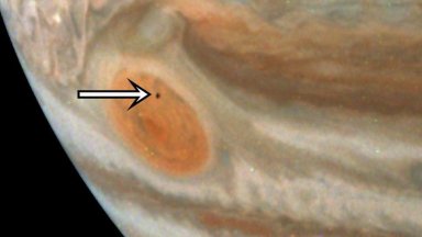 Сондата "Джуно" засне загадъчната пета луна на Юпитер пред Голямото червено петно