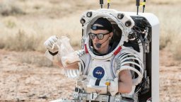 НАСА тества "половинчати" скафандри за мисията си до Луната