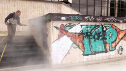 След почистване от графити, истинската фасада на НДК отново се вижда (снимки)
