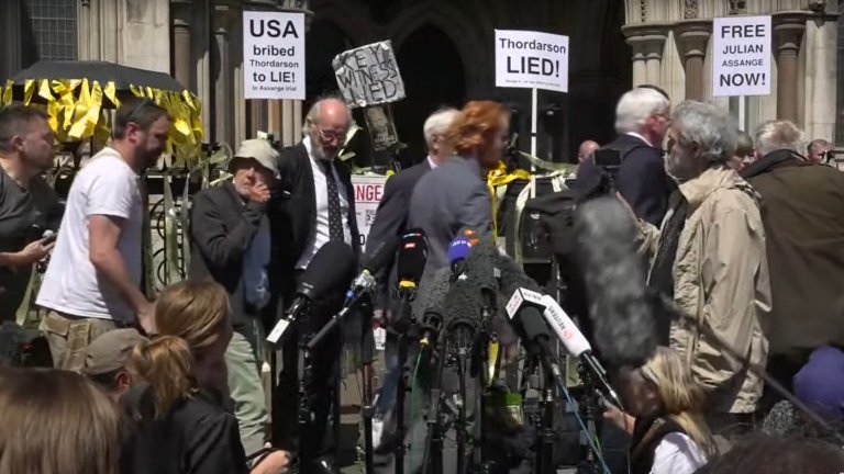Съдебна победа: Джулиан Асандж спечели правото да обжалва екстрадирането си в САЩ (видео)