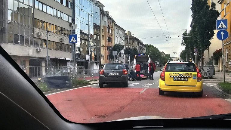 Жена е в кома, след като моторист я блъсна на пешеходна пътека в центъра на София