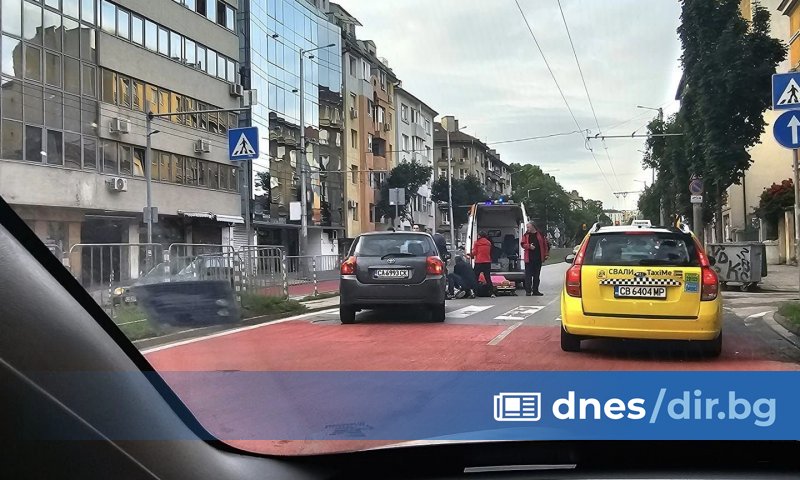 Моторист е ударил 60-годишна жена на пешеходна пътека в центъра