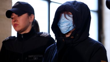 Снимки Бившата дипломатка е обвинена че в съучастие с дъщеря