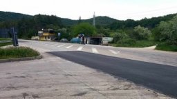 Главчев нареди спешна проверка асфалтиран ли е пътят край Аксаково след катастрофата с кола на НСО