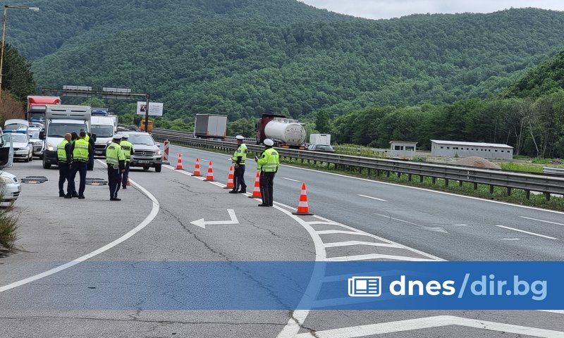Поради движението в посока Варна при 17-и и 60-и км