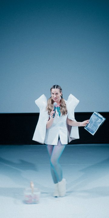 Стефани Ханджийска и едно танцово шоу за капитализма