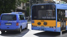 Две жени са тежко ранени след рязко спиране на тролей заради пешеходец в София