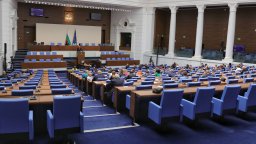 Парламентът се събира на извънредно заседание в неделя заради Сребреница 