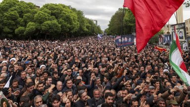 Десетки хиляди иранци се стекоха в Техеран за погребението на президента (снимки)