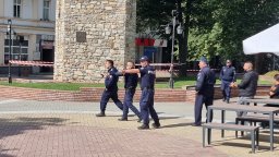 Откриха две учебни гранати в градинката в центъра на Хасково (снимки)