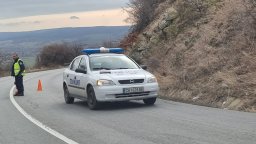 Четири камиона се нанизаха верижно и блокираха пътя Велико Търново - Русе (снимки)