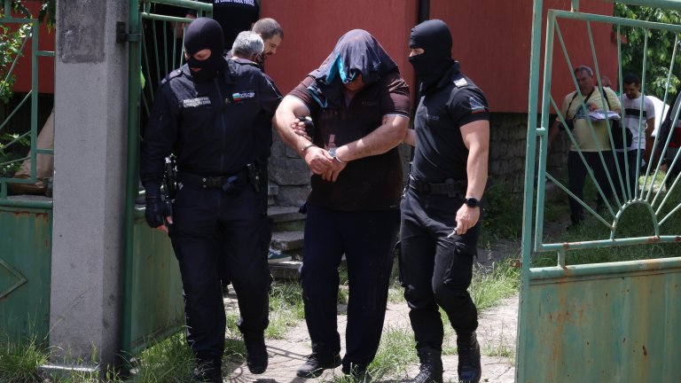 Разбиха модерна наркооранжерия в София, арестуваха трима (снимки)