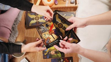 Снимка Dir bg Свещените Глаголически Знаци е комплект от Колода Асоциативни