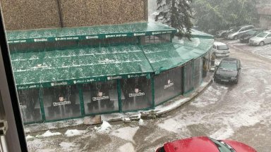 Силна буря с градушка удари източните квартали на София (снимки/видео)
