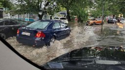 Силна буря с дъжд и градушка удари София, наводнени са магазини и подлези (снимки/видео)