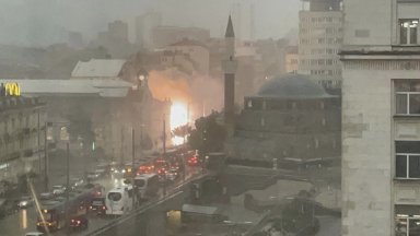 Пламна сграда до Централните хали в София (видео)