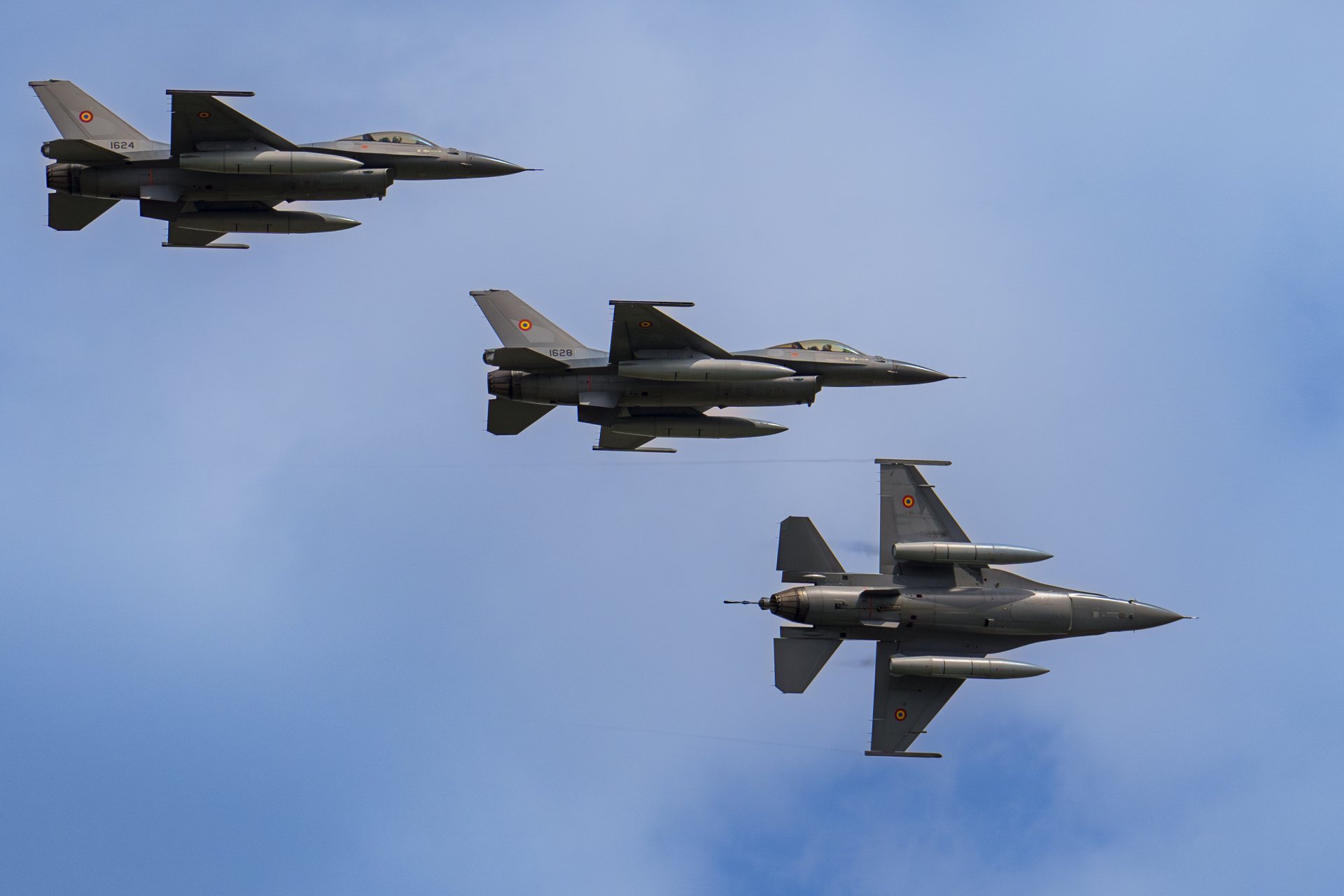 Изтребители F-16 на румънските военно-въздушни сили в демонстративен полет по време на изложението