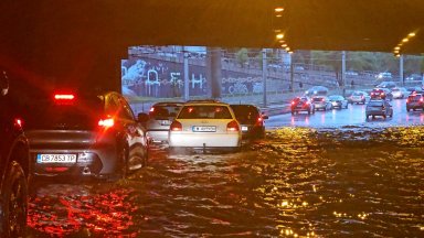 Потопът в София: Горя сграда до Централни хали, мъж пострада от мълния, улици под вода