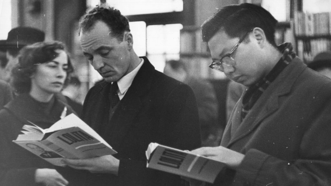 Първите читатели на "Лолита" в Лондон - 1959 г. 