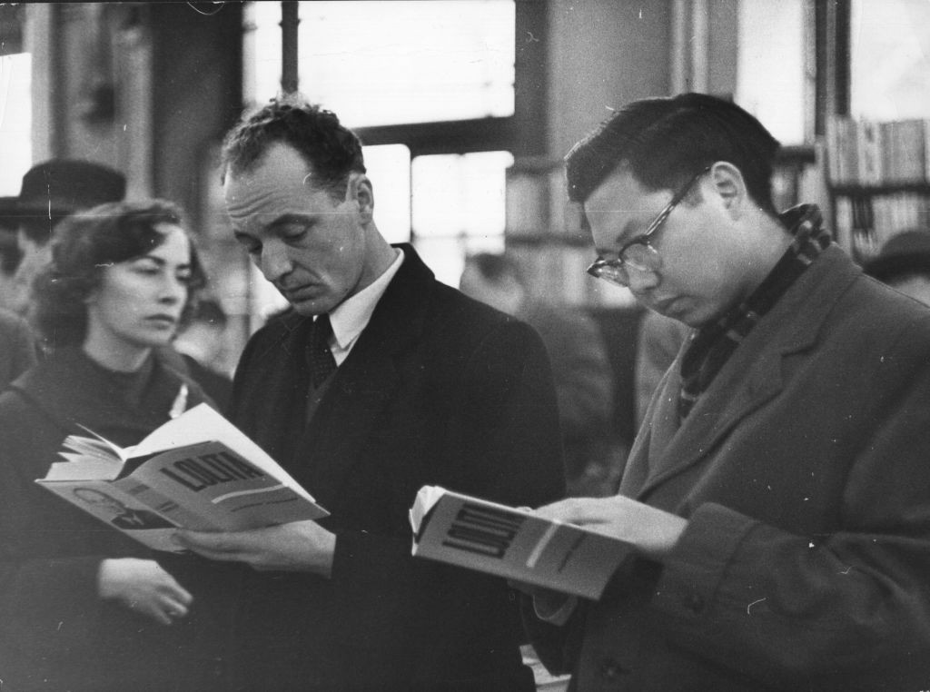 Първите читатели на "Лолита" в Лондон - 1959 г. 