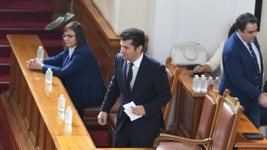 Чуват се Кирил Петков Асен Василев както и глас на