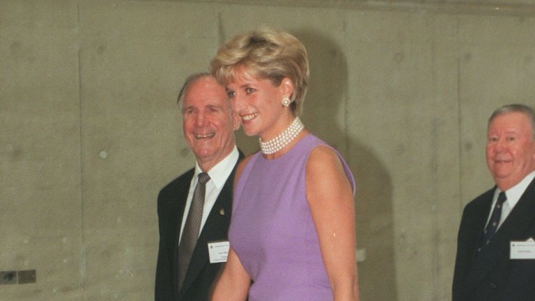 Почина любимият моден дизайнер на принцеса Даяна