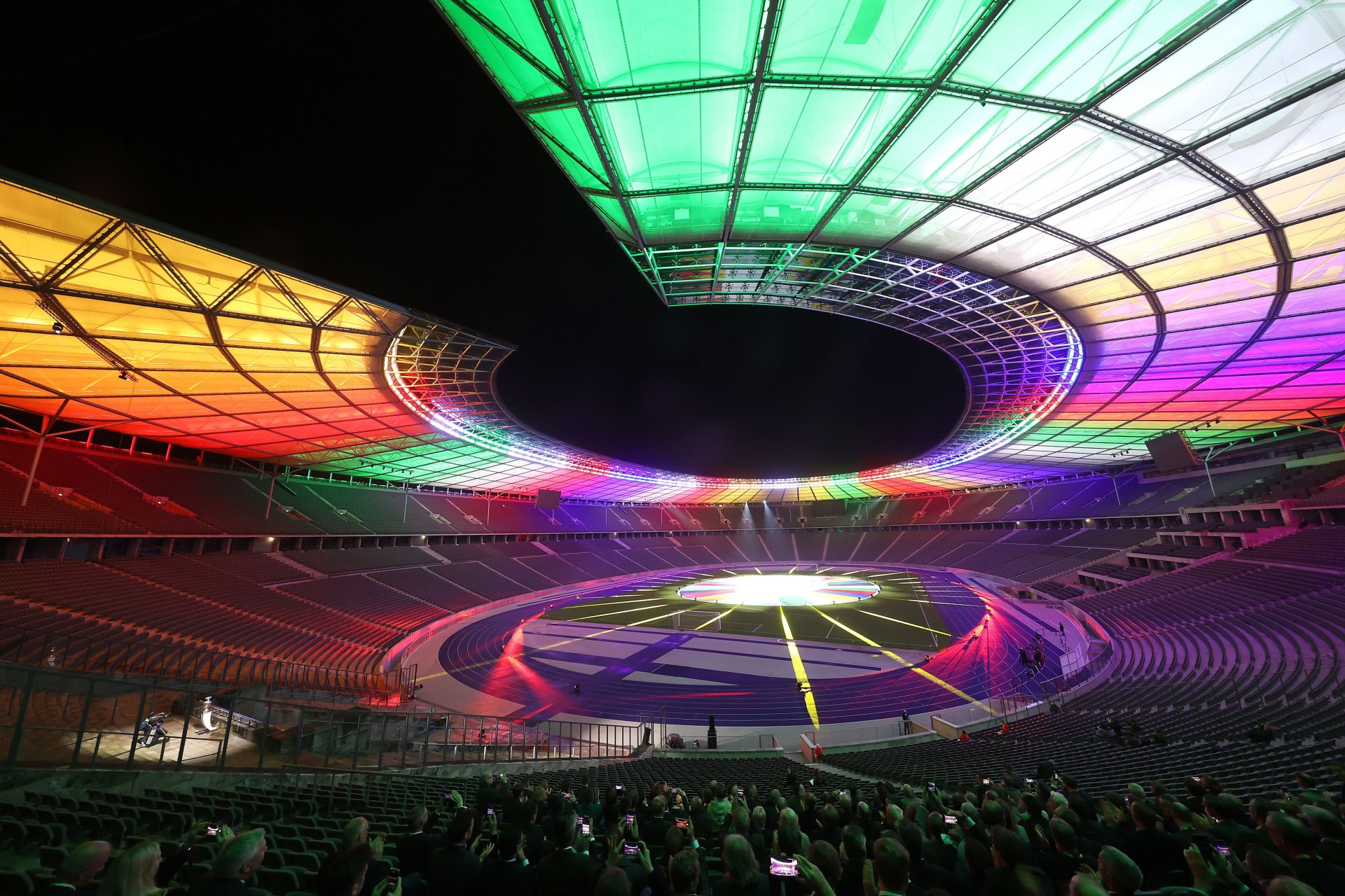 Достолепният бетонен гигант "Олимпиащадион" в Берлин чака финала на 14 юли.