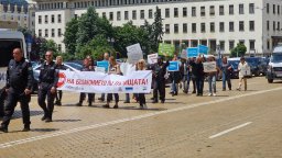 Протест и шествие блокираха центъра на София (снимки)