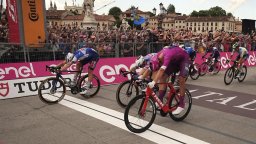След мощен финален спринт: Сантиметри решиха победителя в 18-ия етап на Джирото
