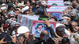 Погребаха иранския президент Ебрахим Раиси в най-голямото светилище в Иран (видео)