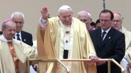 2002 年 5 月 24 日教皇约翰保罗二世表示，他从不相信所谓的 